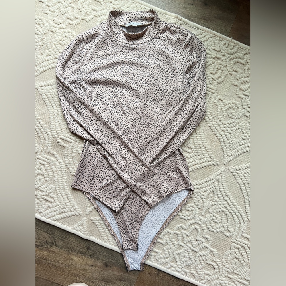Long sleeve leopard print bodysuit